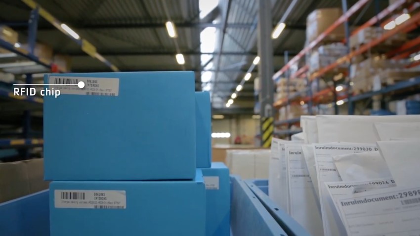 RFID sticker op doos in magazijn groothandel