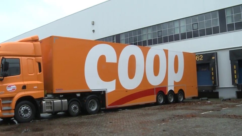 Coop vrachtwagen at a docking station of their distribution center