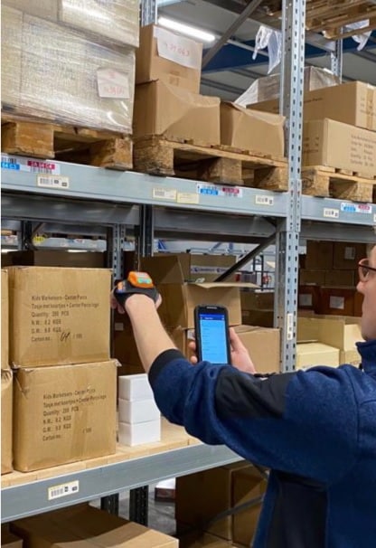 Van der Meulen warehouse employee scanning with ProGlove and CaptureTech Connect