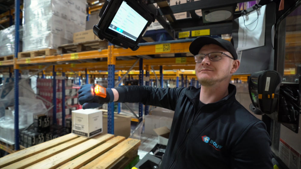 Bouw Logistic Services warehousee worker scanning with ProGLove scanner