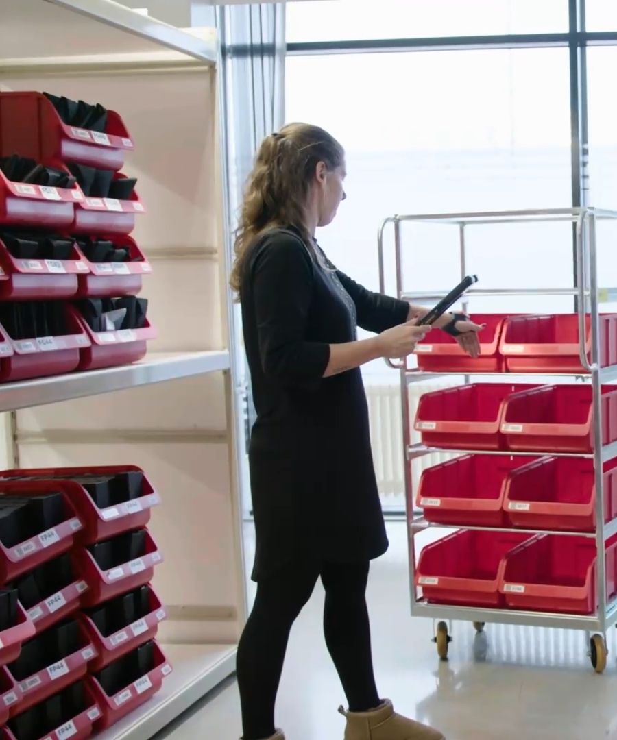 Woman multi orderpicking with ProGlove and tablet in Hans Anders warehouse