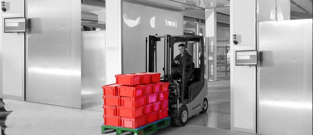 Reachtruck with pallt of red boxes RFID scanner